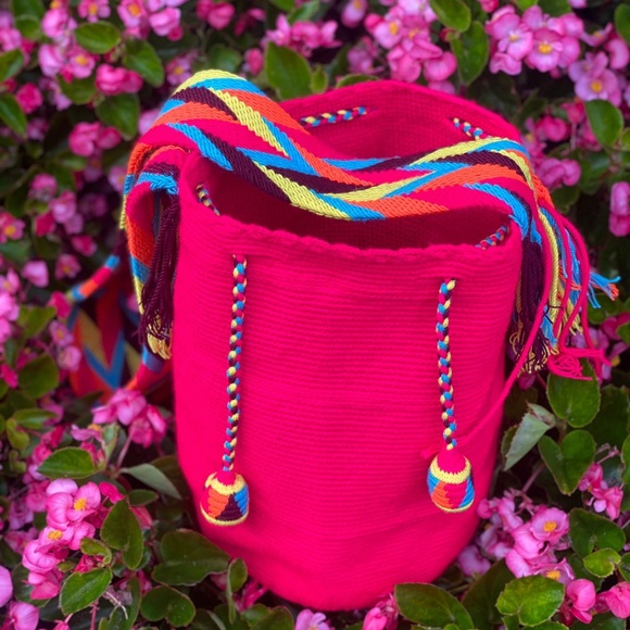 Authentic Wayuu bag / Fuchsia  pink  / multicolored strap/ Size M/ Mochila Wayuu - Picture 3 of 8